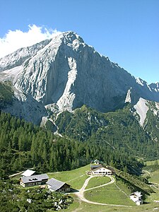 Hallerangeralm im Jahr 2020 mit Lafatscher-Nordwand und Erosion am Gschnierkopf