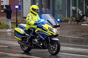 Hamburg Police BMW R 1250 RT at Hamburg Marathon 2019 02.jpg