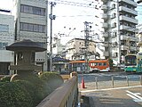 阪堺線電車（右）と上町線電車が交差