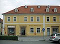 Wohn- und Geschäftshaus in Ecklage mit Nebengebäude (Dürningersches Geschäftshaus, Evangelische Brüder-Unität)