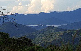 Bukit dan pegunungan tropis hutan awan antara Kinabalu Nationalpark dan Crocker Range UNESCO-MAB Biosfer Reserve.jpg