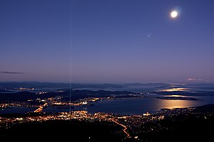 Hobart moonrise from Mt Wellington.jpg