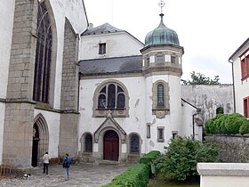 Portail de l'abbatiale et entrée du musée.