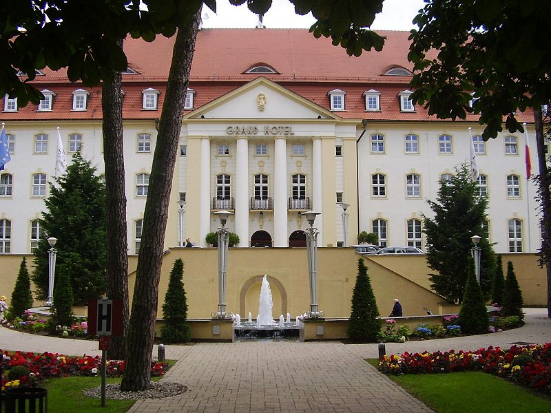 File:Hotel grand wejście.jpg