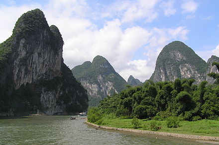 广西境内河网密布，江河水量充足。图为西江水系河流之一的漓江