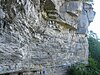 De voet van een klif langs de Indian Ladder Trail in John Boyd Thacher State Park.