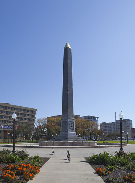 File:Indiana World War Memorial Plaza, Indianápolis, Estados Unidos, 2012-10-22, DD 03.jpg