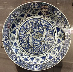 File:Iran, kerman, piatto a decoro blu e bianco con due draghi, 1600-50 ...