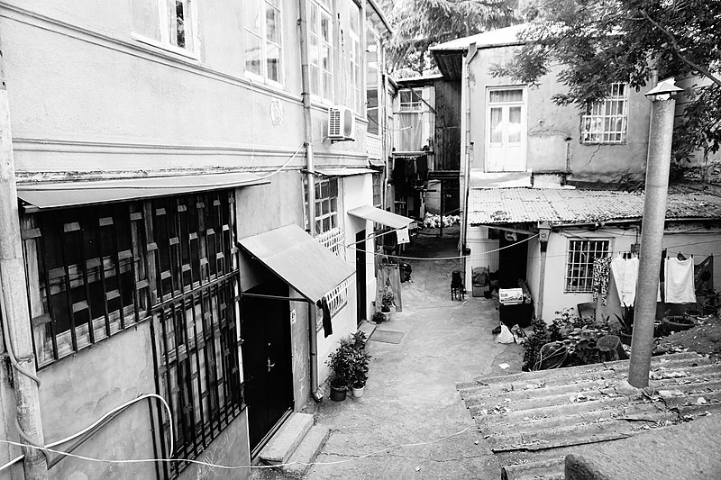 File:Italian Courtyards, Tbilisi (50497441841).jpg