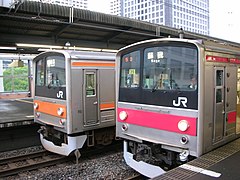Musashino Line (left) and Keiyo Line (right) 205–0 series trains in May 2006