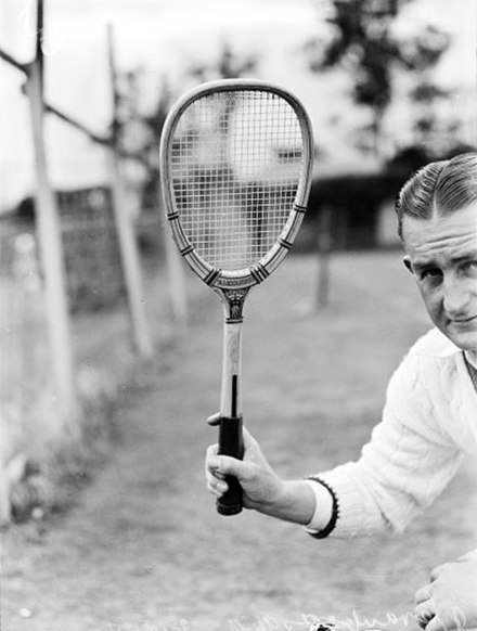 Crawford in 1933 holding his characteristic Alexander 'Cressy Wizard' flat-topped racket