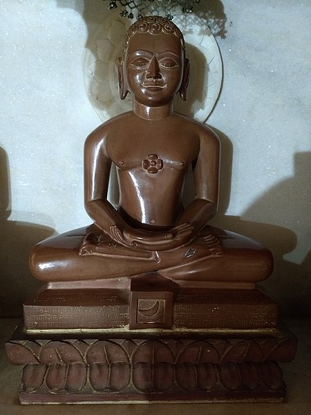 File:Jain statues in Anwa, Rajasthan 22.jpg