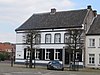 Groot huis met gepleisterde lijstgevel