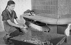 Jerica Jank lušči koruzo na "uščoucu" v Melvičah 1951.jpg