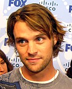 Jesse Spencer jwe kòm Kapitèn Matthew Casey