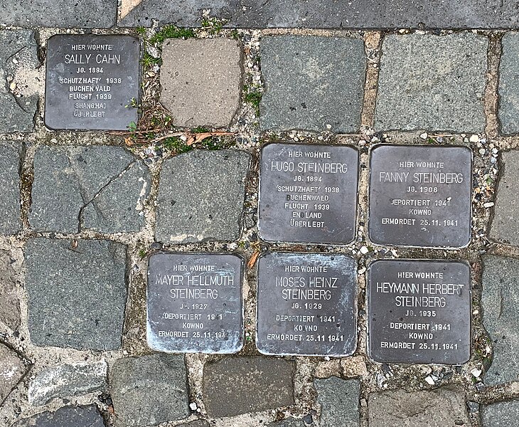 File:Königstein, Neugasse 1, Stolpersteine.jpg