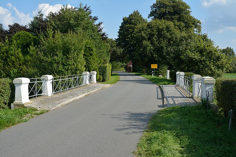 File:Kaaks, Ortsteil Eversdorf, Fischbauchbrücke über die Bekau NIK 3294.JPG