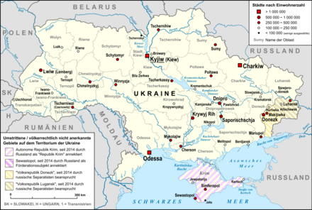 Eine graphische Landkarte von der Ukraine. Der Staat wird von den angrenzenden Staaten und dem Schwarzen Meer umrandet. Die Flüsse und Regionen sind auch benannt. Eine Legende unten links benennt die nicht anerkannten Gebiete und eine Legende oben rechts zeigt die Einwohnerzahl unterschiedlicher Städtesymbole.