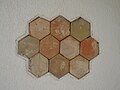 Mur réalisé en briques cuites hexagonales dans le musée de Kerkouane en Tunisie