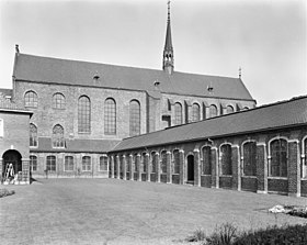 Cloître avec chapelle