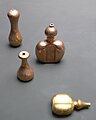 Deutsch: Kalkflaschen (für Kalk, der zum Verzehr von Coca benötigt wurde); Quimbaya, Kolumbien; Ethnologisches Museum, Berlin English: Lime flasks (for coca consumption); Quimbaya culture, Colombia; Ethnological Museum, Berlin, Germany