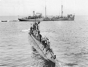 Канонерская лодка «Красный Аджаристан» (на заднем плане) и подводная лодка «Коммунист» во время манёвров под Одессой, конец 1920-х — начало 1930-х гг.[1][2]