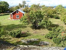 La petite ferme Kråkskär a été construite au début du XXe siècle (le matériel de l'ancienne maison a été réutilisé) ; elle a eu des habitants permanents jusqu'en 1956. Aujourd'hui, cette île appartient au parc national de l'archipel, avec un port naturel. La maison a été restaurée en 2004.