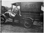 Миниатюра для Файл:Kruidenier Piet de Boer voor z'n bestelwagen met opschrift P. de Boer, Heemskerk, c. 1929.jpg