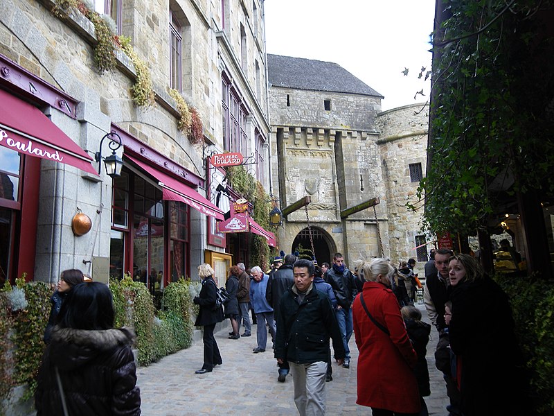 File:L'entree du mont st michel , rue principale - panoramio.jpg