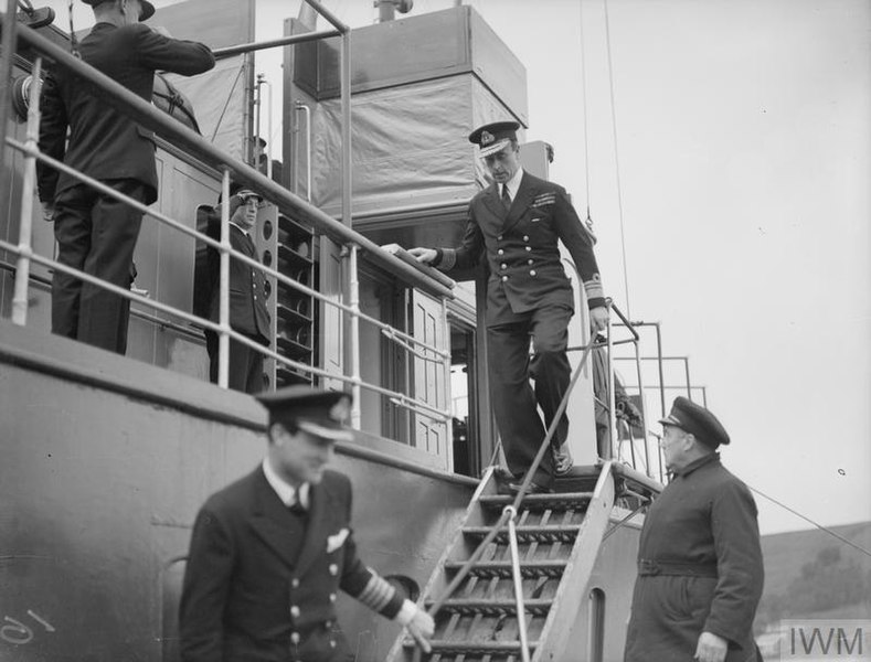 File:LORD LOUIS MOUNTBATTEN INSPECTS COMBINED OPERATIONS MEN AND SHIPS. 14 JUNE 1943, COMBINED OPERATIONS CAMP, ROSENEATH. A17310.jpg