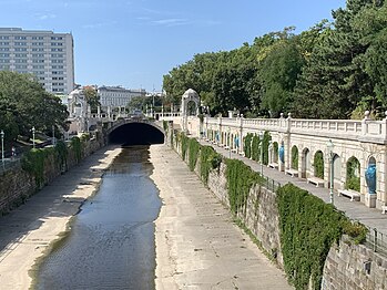 Le lit de la rivière.