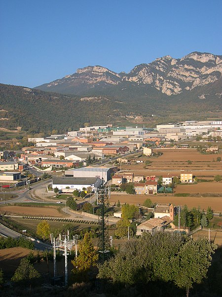 File:La serra de Queralt i el polígon de la Valldan des de la serra de Noet DSCN3842.jpg