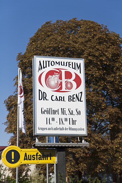 File:Ladenburg Hinweisschild Automuseum Carl Benz 20100921.jpg