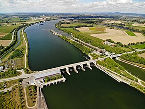 Maschinenhaus des Kraftwerkes mit Wehranlage und Schleuse Straubing