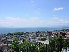 منظر لمدينة لوزان مع بحيرة جنيف