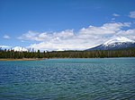 Uitzicht naar het noordoosten over Lava Lake met drie vulkanische bergen op de achtergrond: South Sister, Broken Top en Mount Bachelor.