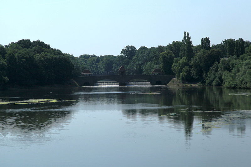 File:Leipzig - Elsterbecken + Palmengartenwehr (Zeppelinbrücke) 01 ies.jpg