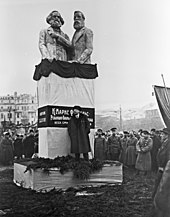 Lenin vor dem Moskauer Marx-Engels-Denkmal am ersten Jahrestag der Oktoberrevolution, 7. November 1918 (Quelle: Wikimedia)