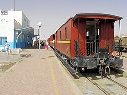 O comboio turístico "Lagarto Vermelho" na estação de Métlaoui
