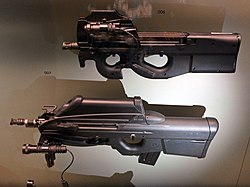 Uma FN P90 e uma FN F2000