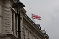 Det britiske flag på halv stang for afdøde kong Rama IX på Udenrigsministeriets brygning i London (13. oktober, 2016).