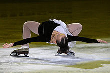 A cantilever with the hands extended Lubov Iliushechkina EX 2008-2009 JGPF.jpg