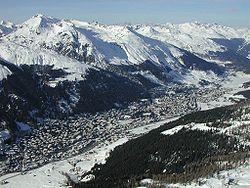 Veduta di Davos innevata dall'alto