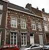 Huis met lijstgevel, in de trant der zgn. Maaslandse renaissance, voorzien van horizontale profiellijsten en eindigend in een hoofdgestel met consoles.