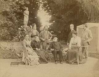 Maria Carrara Verdi, Teresa Stolz, Barberina Strepponi, Umberto Campanari, Giuseppe Verdi, Giulio Ricordi, Giuditta Ricordi et Leopoldo Metlicovitz (de gauche à droite), en 1900, dans le parc de la Villa Verdi. (définition réelle 1 981 × 1 555)