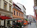 Wohnhaus in geschlossener Bebauung mit Seitenflügel im Hof