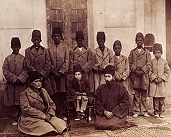 Deze foto is waarschijnlijk genomen door Mass'oud Mirza Zell-e Soltan, gouverneur van Isfahan en de zoon van Naser ed-Din Kadjar. Het ontwerp van het jasje en de hoed van de acht Afrikaanse tot slaaf gemaakten kan worden beschouwd als een soort etnische segregatie. Circa 1880.