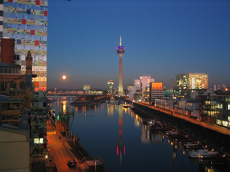 File:Medienhafen Duesseldorf Nacht.jpg