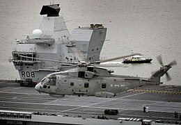 EH101 Merlin Mk2 volant près du HMS Queen Elizabeth.