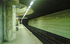Een spoor en de rand van het centrale platform